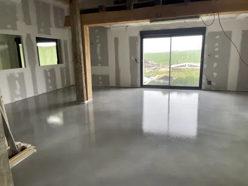 Réalisation d'une chape fluide avec plancher chauffant d'une maison rénovée à Jonzac , Angoulême, M RENOV