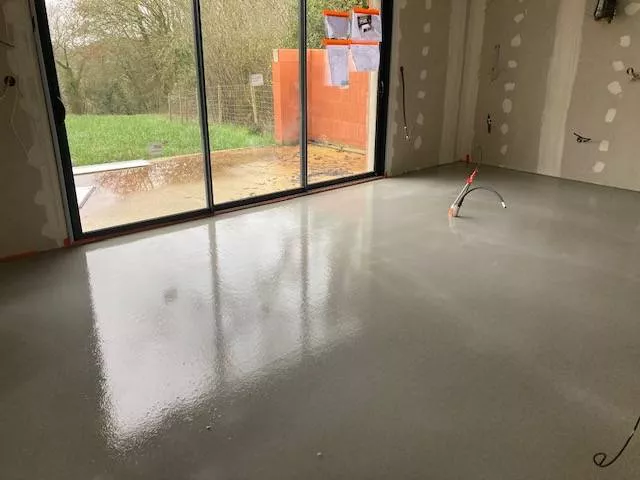 Poser une chape liquide à la bétonnière, Angoulême, M RENOV