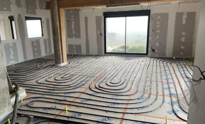 Réalisation d'une chape fluide avec plancher chauffant d'une maison rénovée à Jonzac , Angoulême, M RENOV