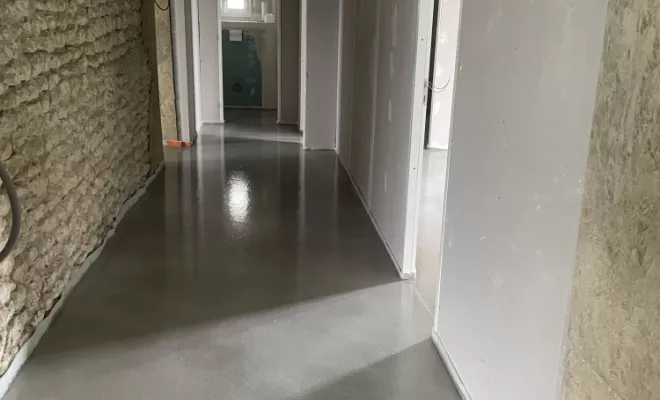 Réalisation d'une chape fluide avec plancher chauffant d'une maison rénovée à Jonzac , Angoulême, M RENOV